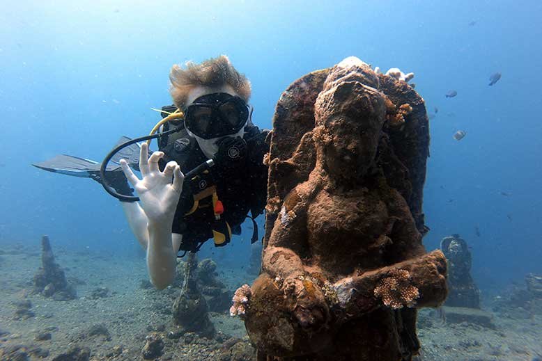 padi-bubblemaker-try-diving-coral-garden-artificial-reef-underwater-statue-Bali-Diversity-tulamben-amed