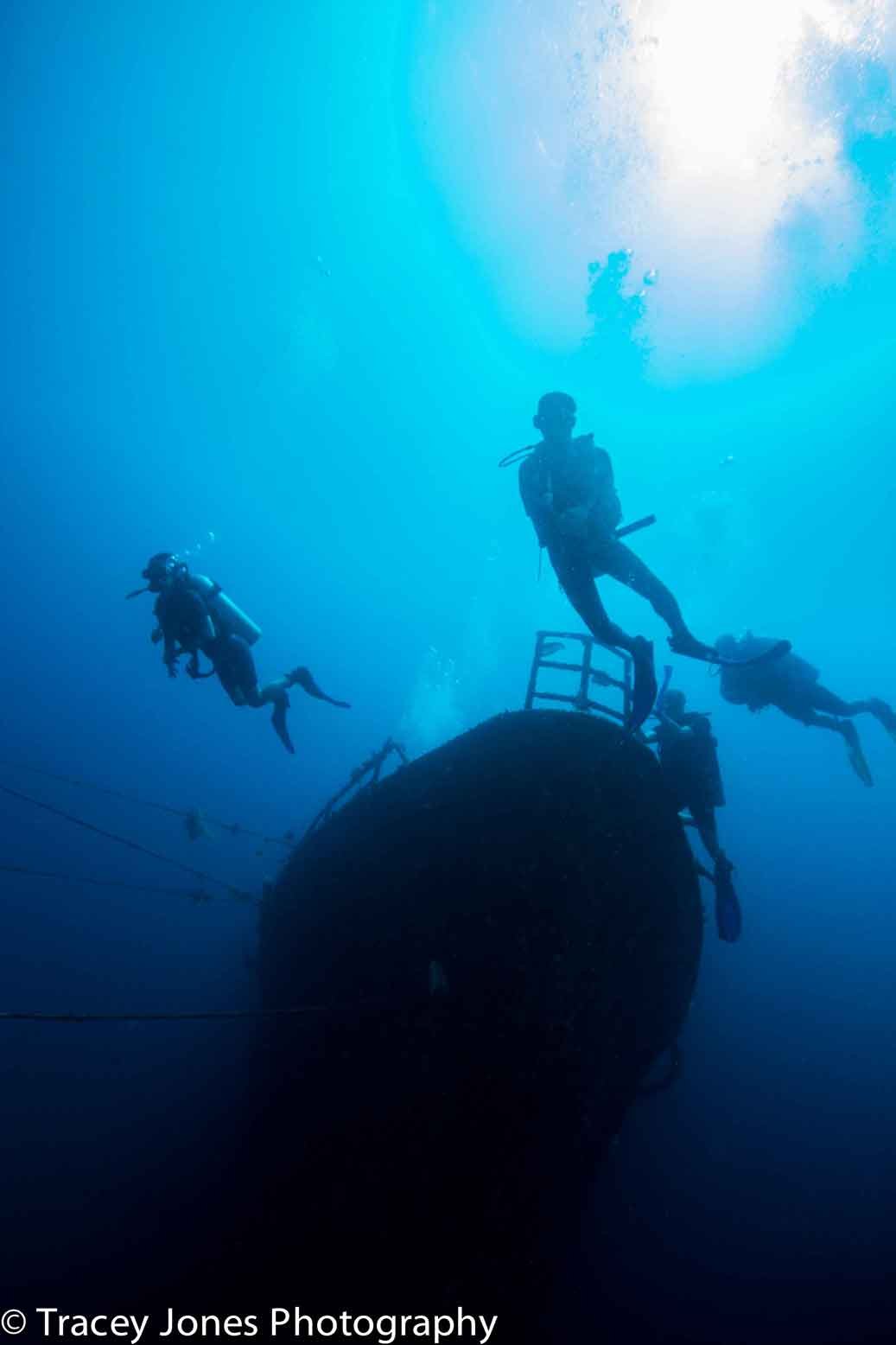 wreck-and-divers-kubu-boga-wreck-deep-dive-wreck-bali-diversity