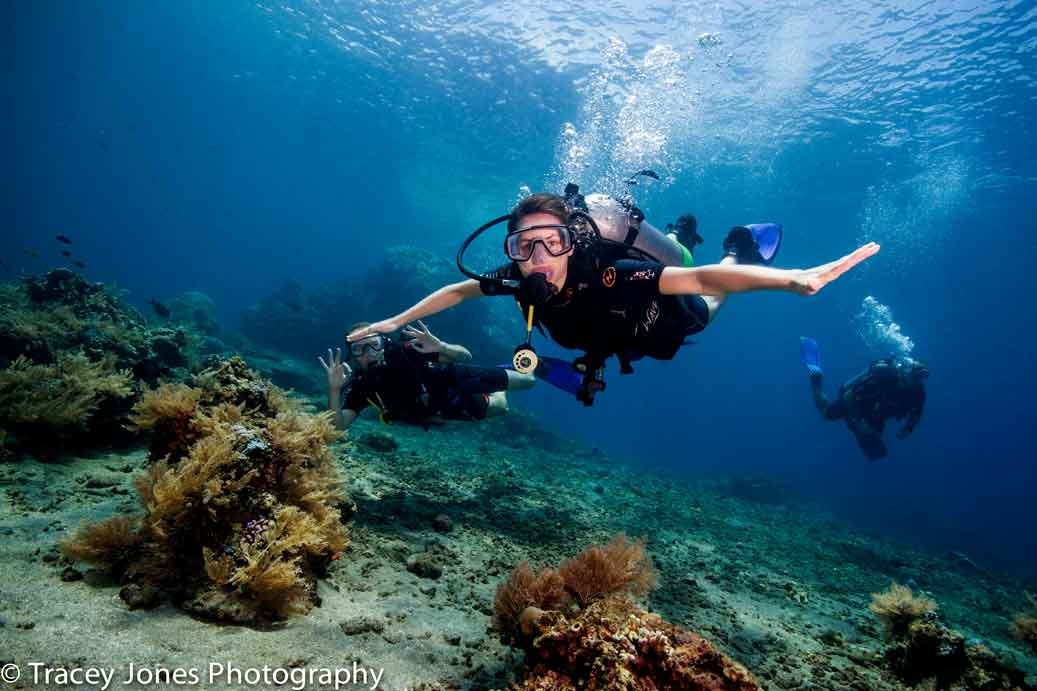 divers-having-fun-weightlessness-buoyancy-flying-dive-amed-bali-diversity