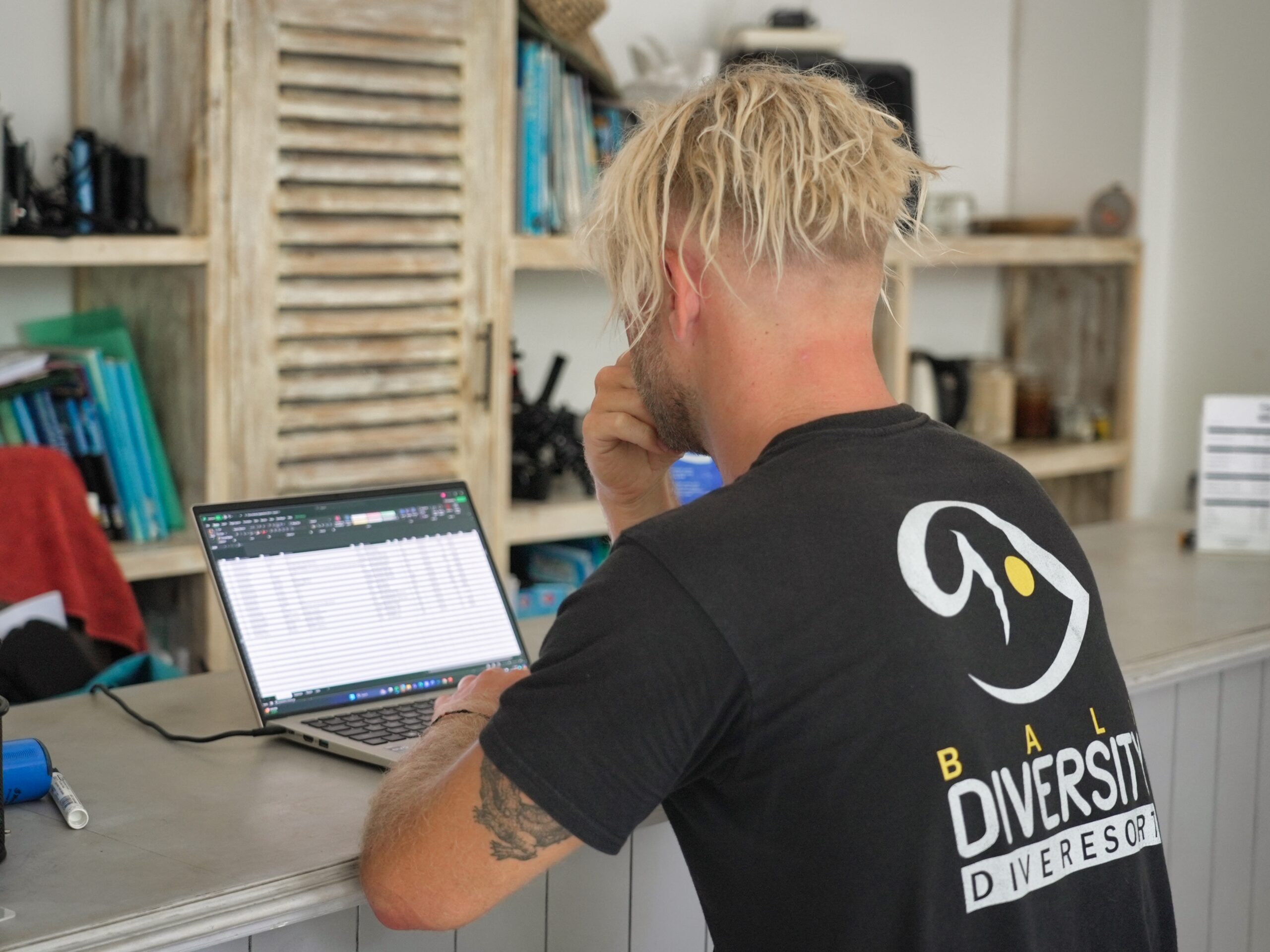 Combine real-world experience with expert classroom learning to build a strong foundation for your PADI diving career.