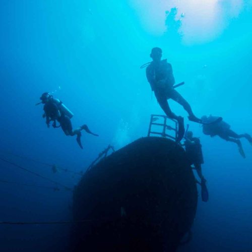 wreck-and-divers-kubu-boga-wreck-deep-dive-wreck-bali-diversity
